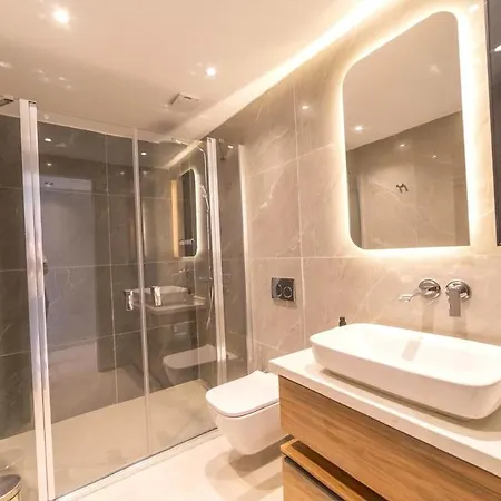 Elegant 2-br With Pool And Sea Access G-4 55 شقة
